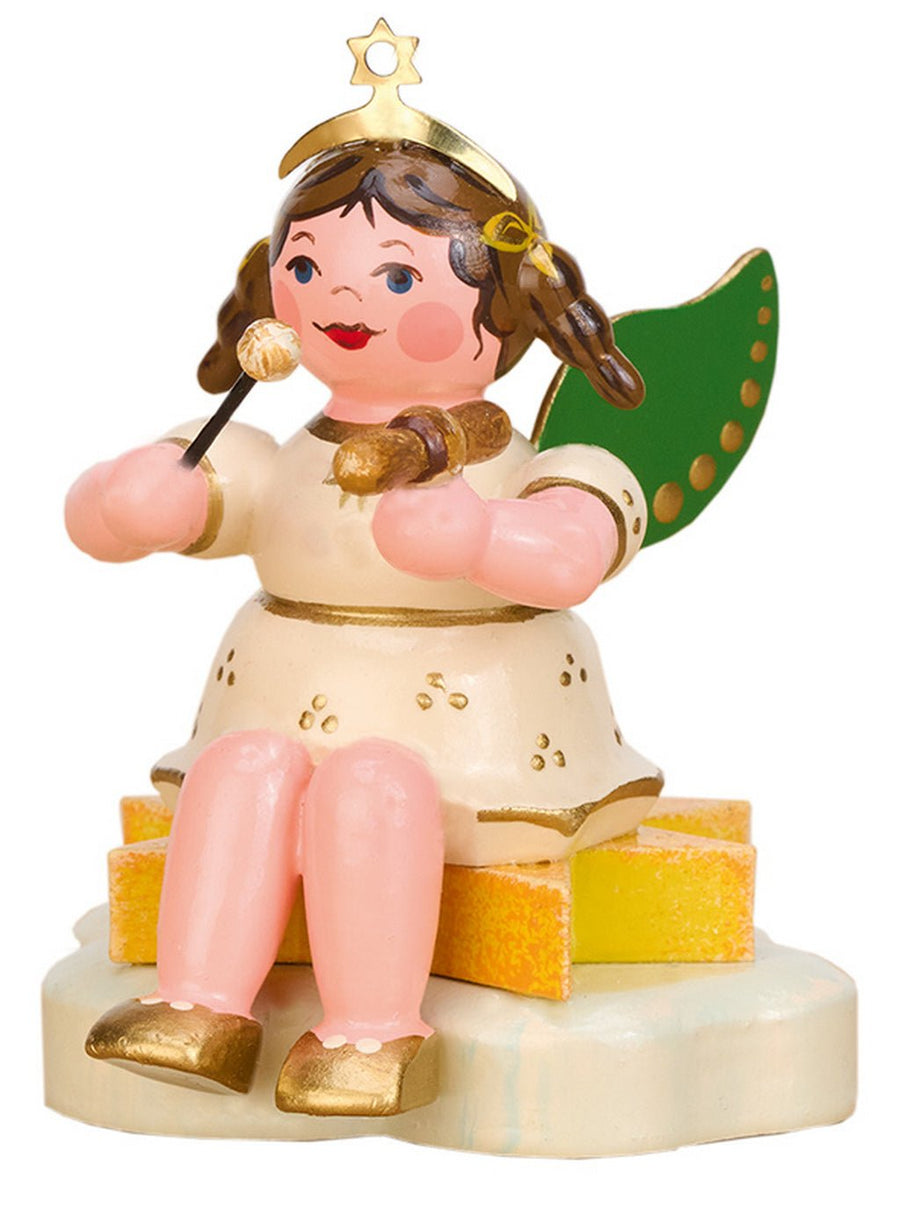 HUB-121h0304 - Hubrig Volkskunst 'Engel mit Klangholz - sitzend - 6,5cm' 2025