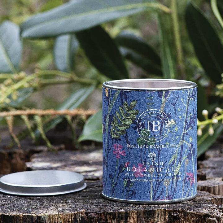 IB - E - IBW - RBL - TIN - Irish Botanicals - Hagebutte und Brombeerblatt Duft Kerze - Rosehip and Bramble Leaf Tin Candle
