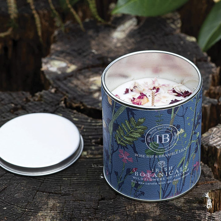 IB - E - IBW - RBL - TIN - Irish Botanicals - Hagebutte und Brombeerblatt Duft Kerze - Rosehip and Bramble Leaf Tin Candle