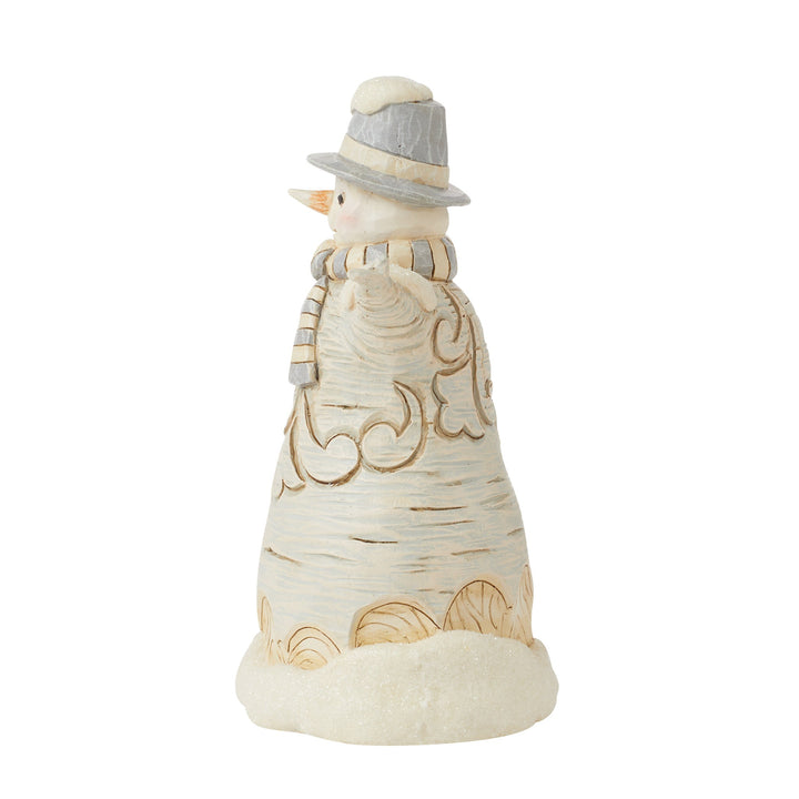 6015155 - Jim Shore - Figur 'White Woodland - Carved Snowman - Geschnitzter Schneemann - 14cm' 2024