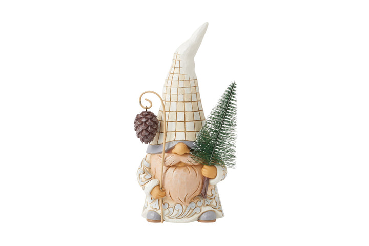 6015160 - Jim Shore - Figur 'White Woodland Gnome with Sisal Tree - Gnome mit Sisalbaum - 17,5cm' 2024