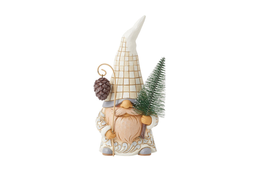 6015160 - Jim Shore - Figur 'White Woodland Gnome with Sisal Tree - Gnome mit Sisalbaum - 17,5cm' 2024