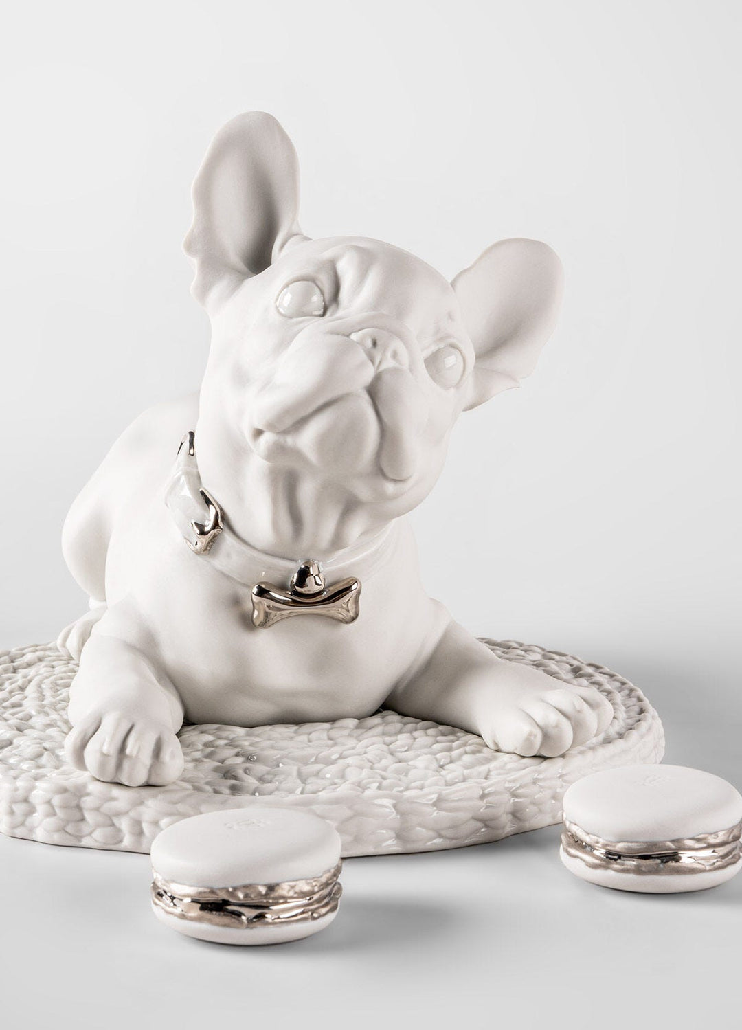 010 - 09743 - LLADRO® Französische Bulldogge mit Macarons Skulptur. Re - Deco 24cm 01009743