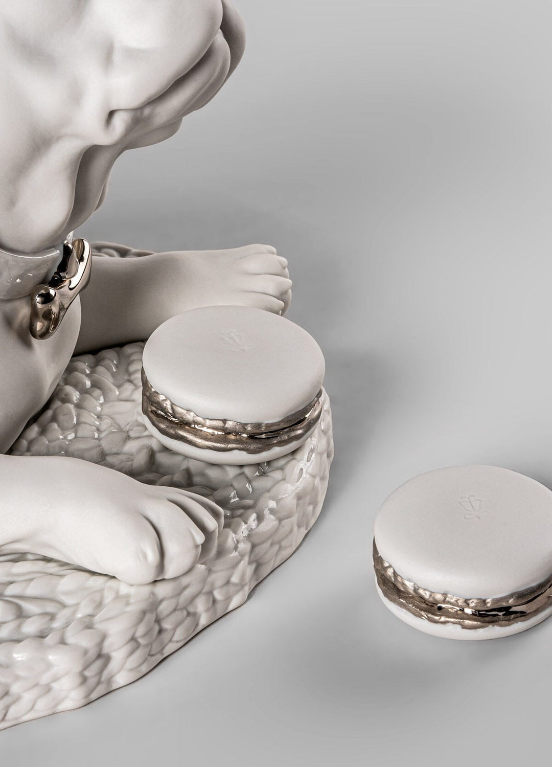 010 - 09743 - LLADRO® Französische Bulldogge mit Macarons Skulptur. Re - Deco 24cm 01009743