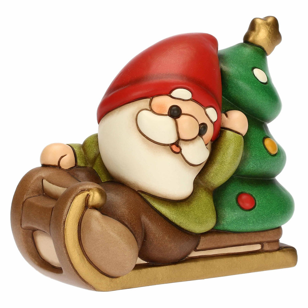 F3418H90 - Thun 'Zwerg Oliver auf Schlitten mit Baum, Keramik,'