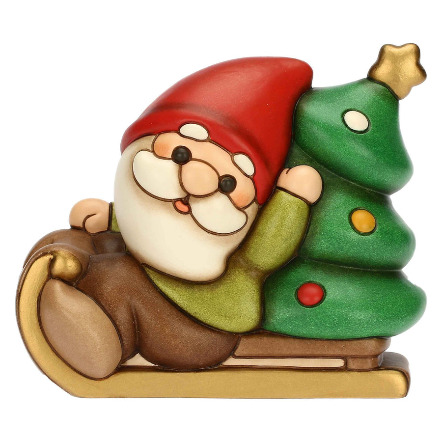 F3418H90 - Thun 'Zwerg Oliver auf Schlitten mit Baum, Keramik,'