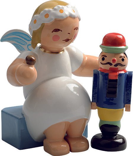 WUK - 634/70/32 - Wendt & Kühn 'Margeritenengel, sitzend, mit Nussknacker und Nuss - 4cm'