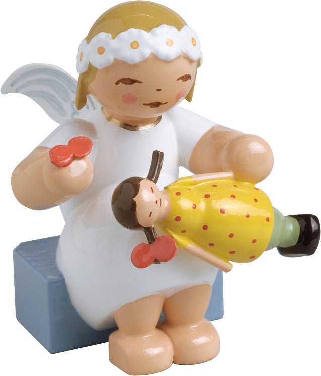 WUK - 634/70/25 - Wendt & Kühn 'Margeritenengel, sitzend, mit Puppe - Höhe ca. 4 cm'