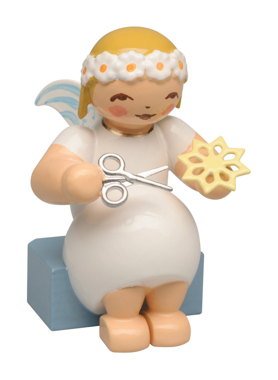 WUK - 634/70/45 - Wendt & Kühn 'Margeritenengel, sitzend, mit Schere und Papierstern - 4cm h' 2025