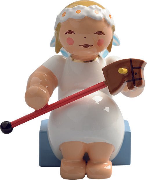 WUK - 634/70/31 - Wendt & Kühn 'Margeritenengel, sitzend, mit Steckenpferd - Höhe ca. 4cm'