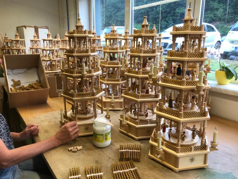 RGL - 16713 - Glässer Volkskunst 'Pyramide Christi Geburt 4 - stöckig, natur, elektrisch' 75cm