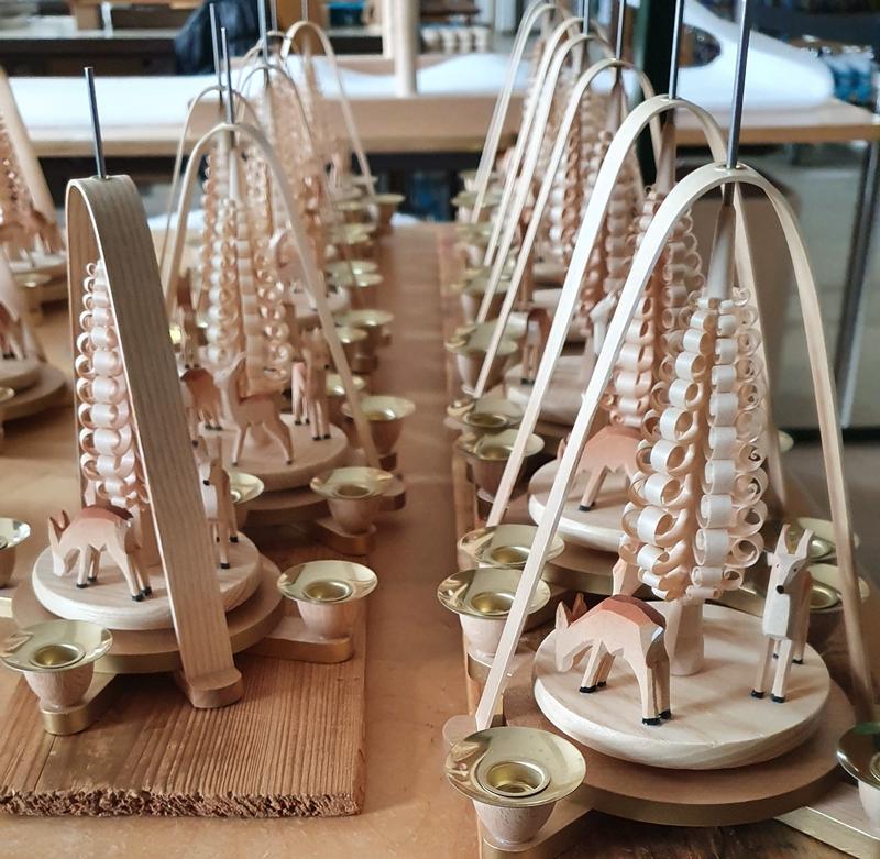 RGL - 01662 - Glässer Volkskunst 'Pyramide Rehe Kerzenhalter' 28cm