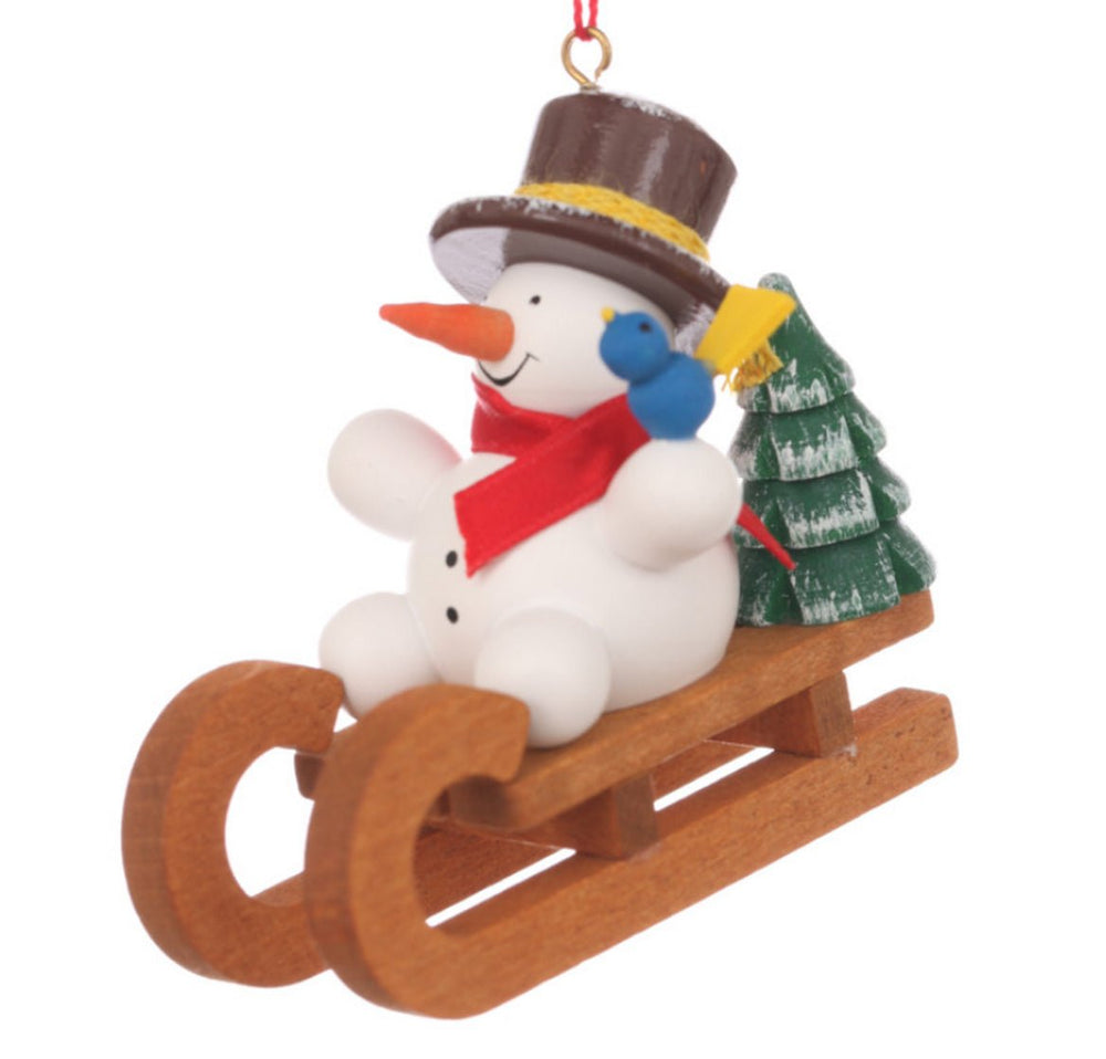 ULB - 100930 - Ulbricht Baumschmuck 'Schneemann auf Schlitten - 5.7cm' 2023