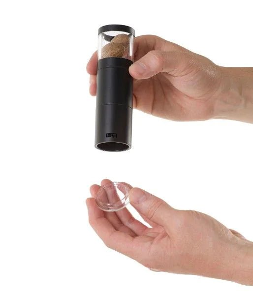 AdHoc - PM97X - AdHoc, Geschenkset Muskatmühle Muskatino black mit 3 Stck. edle Muskatmühle