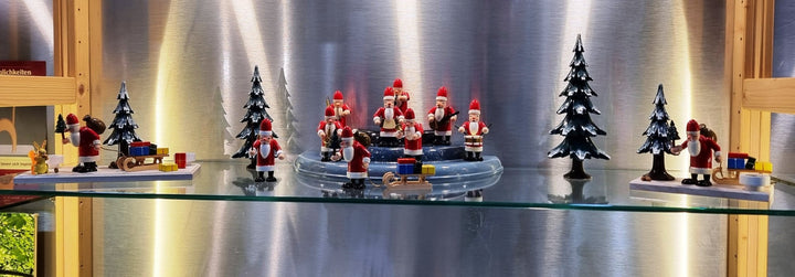 GAH-31410 - Gahlenz - Weihnachtsmann mit Stab in der rechten Hand - 8cm