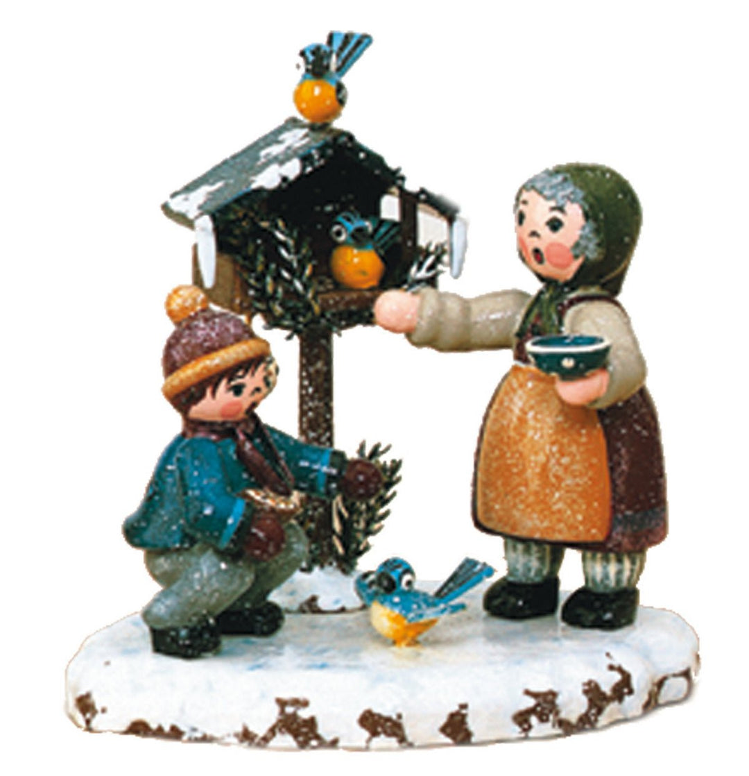 Hubrig Volkskunst 'Winterkinder - Vogelfütterung 9cm'-HUB-110h1004