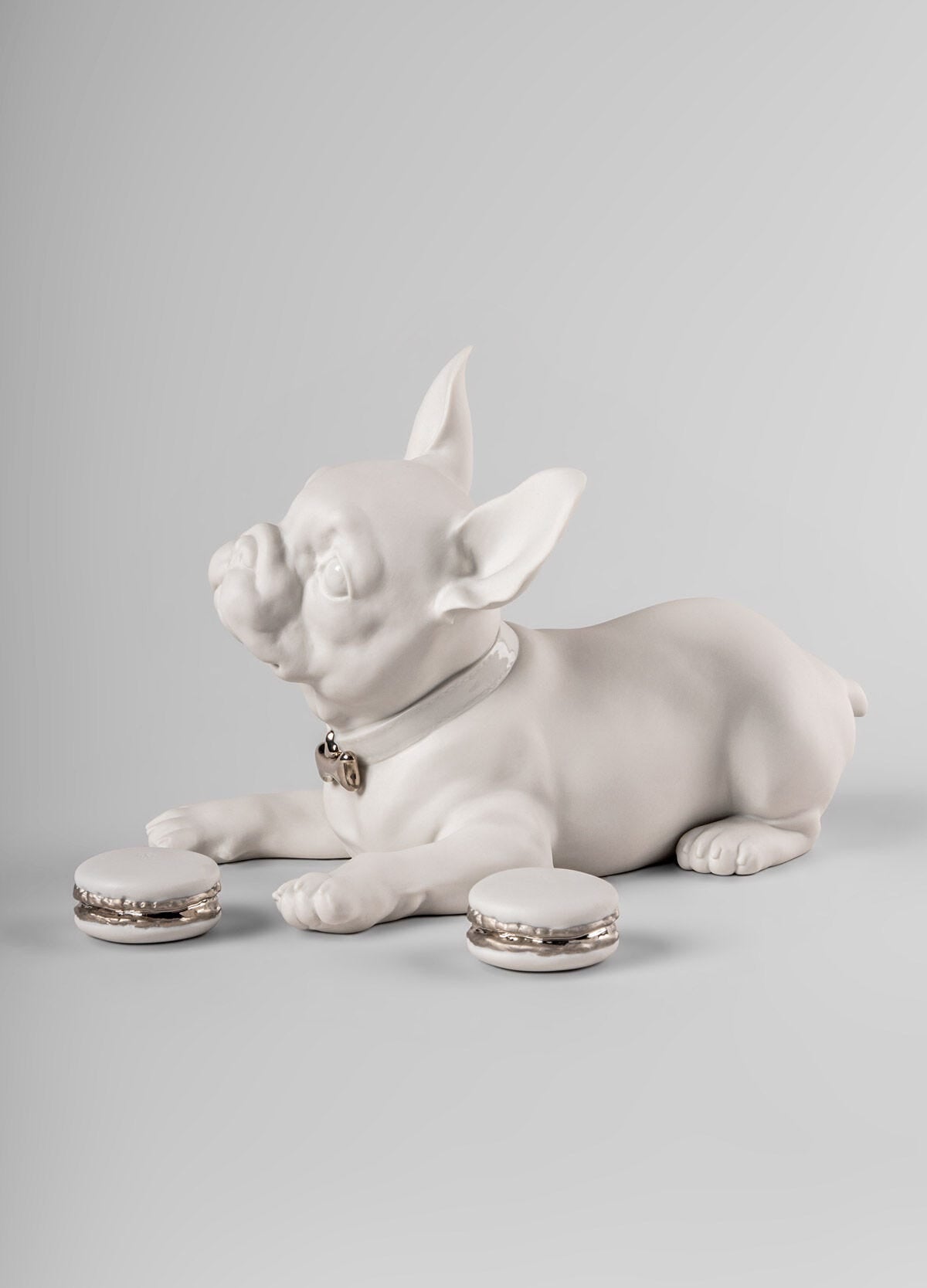 010 - 09743 - LLADRO® Französische Bulldogge mit Macarons Skulptur. Re - Deco 24cm 01009743
