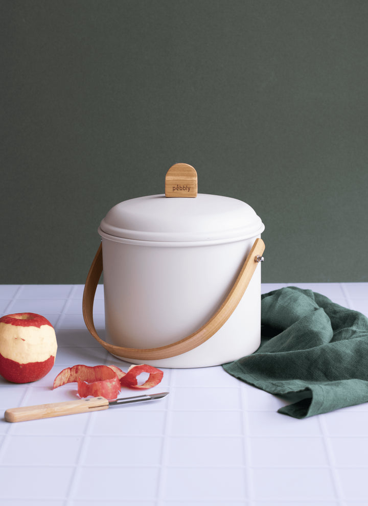 PEB - NBA202 - pebbly - Komposteimer 3,5 L Metall/Bambus mit Filter - creme