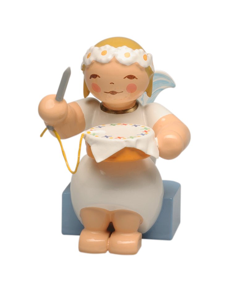 WUK - 634/70/39 - Wendt & Kühn 'Margeritenengel, sitzend, mit Stickrahmen'