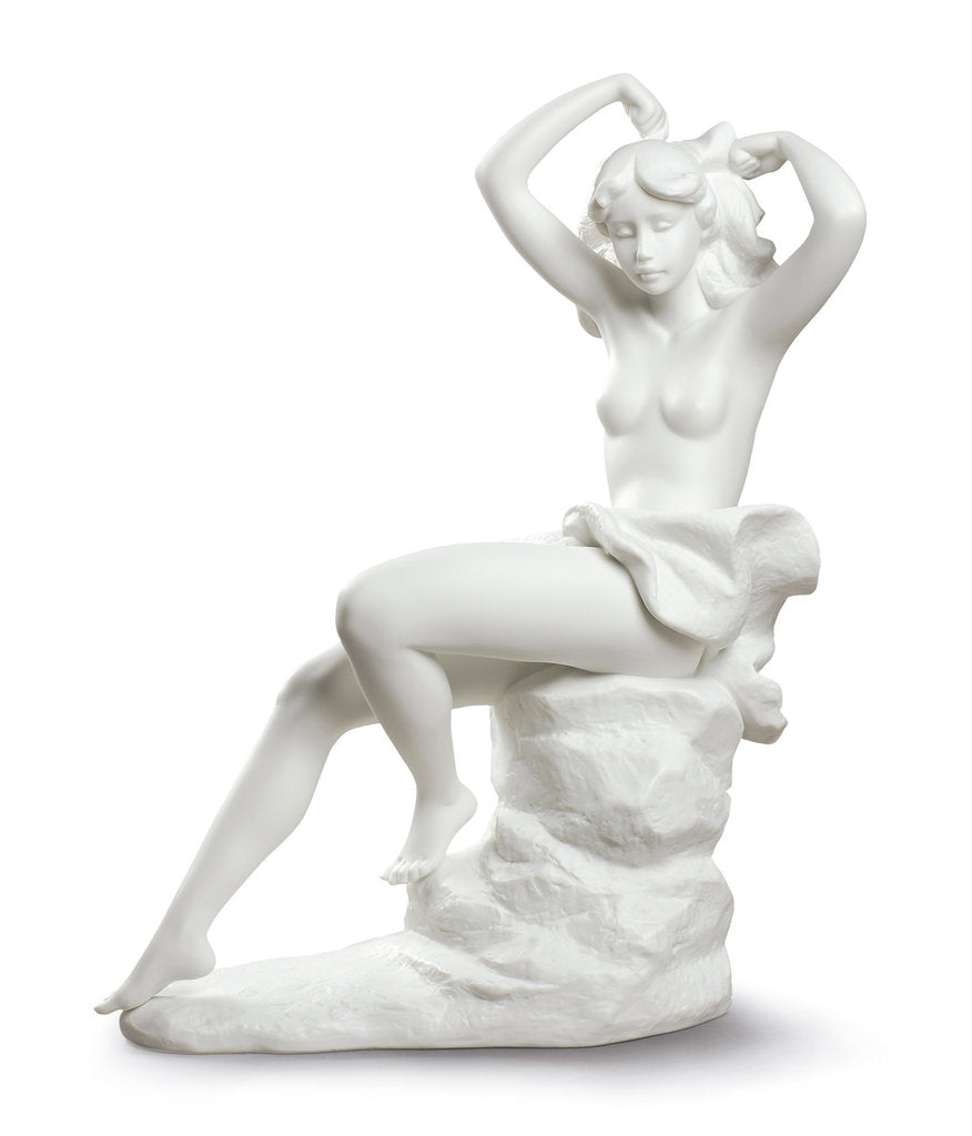 NAO® Figuren »Figur JUNGE FRAU BEIM KÄMMEN - Size: 37 x 31 x 15 cm «