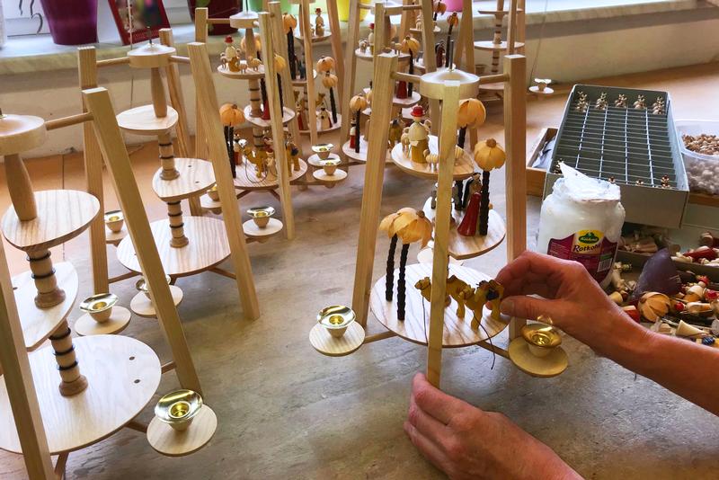 RGL - 15918 - Glässer Volkskunst 'Pyramide Christi Geburt 3 - stöckig, natur' 42cm