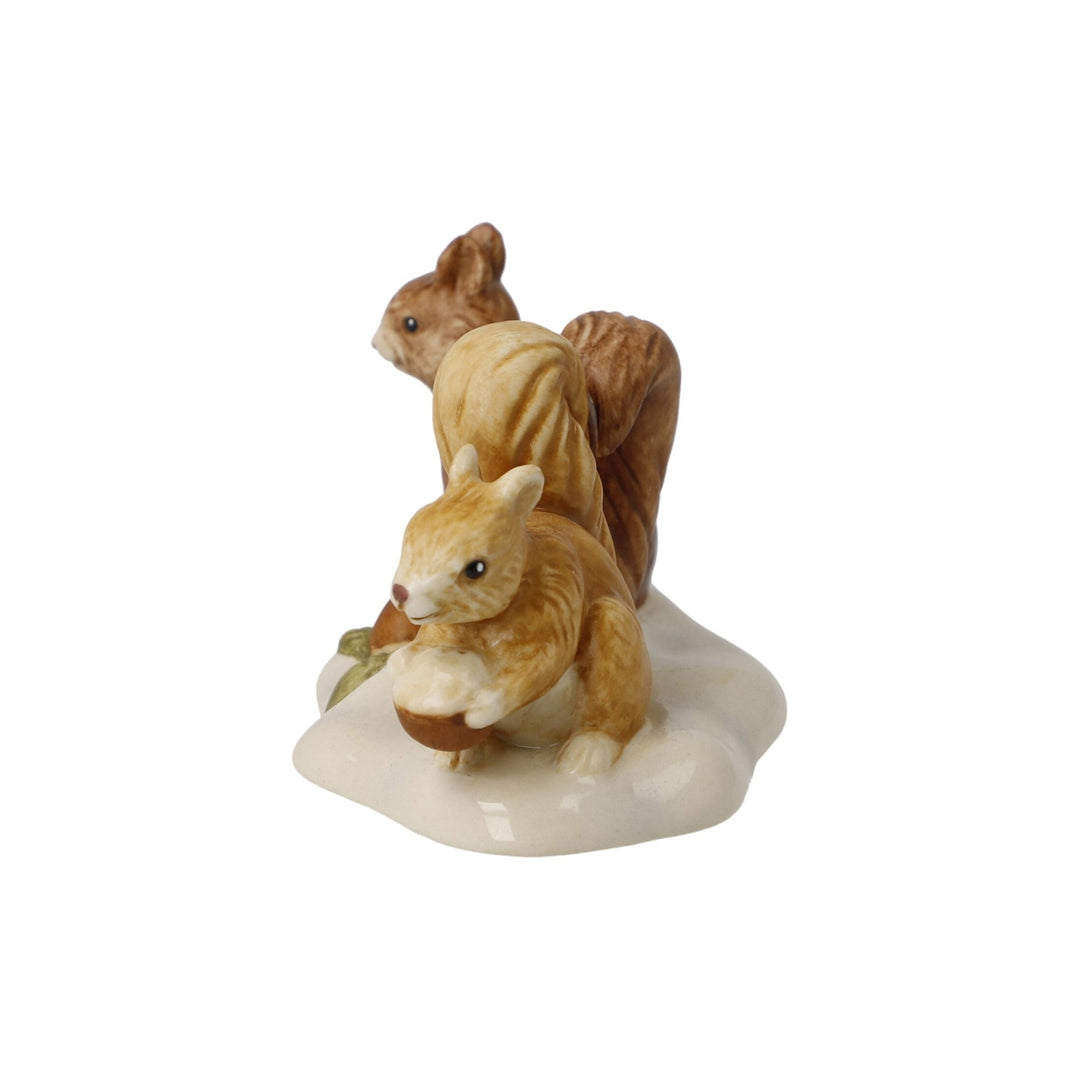 Goebel Weihnachten Winterwald Figur 'Eichhörnchen auf Futtersuche' 2023 –  AutAll & Victoria's Laden