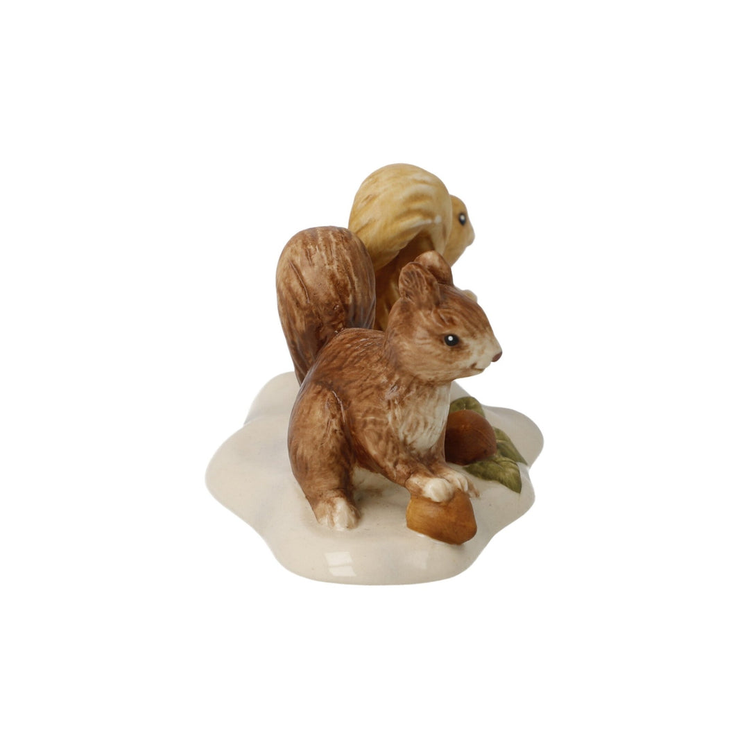 Goebel Weihnachten Winterwald Figur 'Eichhörnchen auf Futtersuche' 2023-66704481