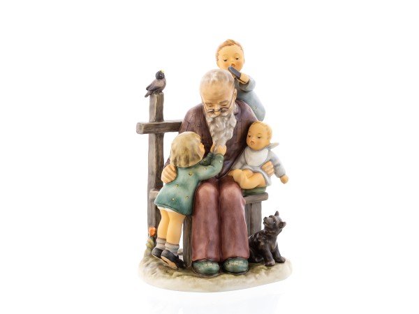 1621010 - Hummel 'Figur Hum 621 – Beim Großvaterle 22cm' 2023