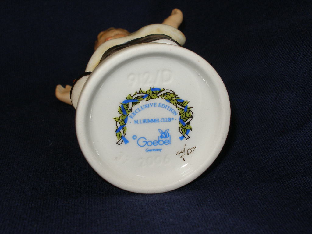 01 - 912 - 30 - 2 - Hummel Ringel Reihen Rosi Hum 912/D MIH Club Figur