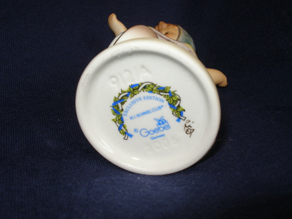 01 - 912 - 01 - 3 - Hummel Ringel Reihen Vroni Hum 912/A MIH Club Figur