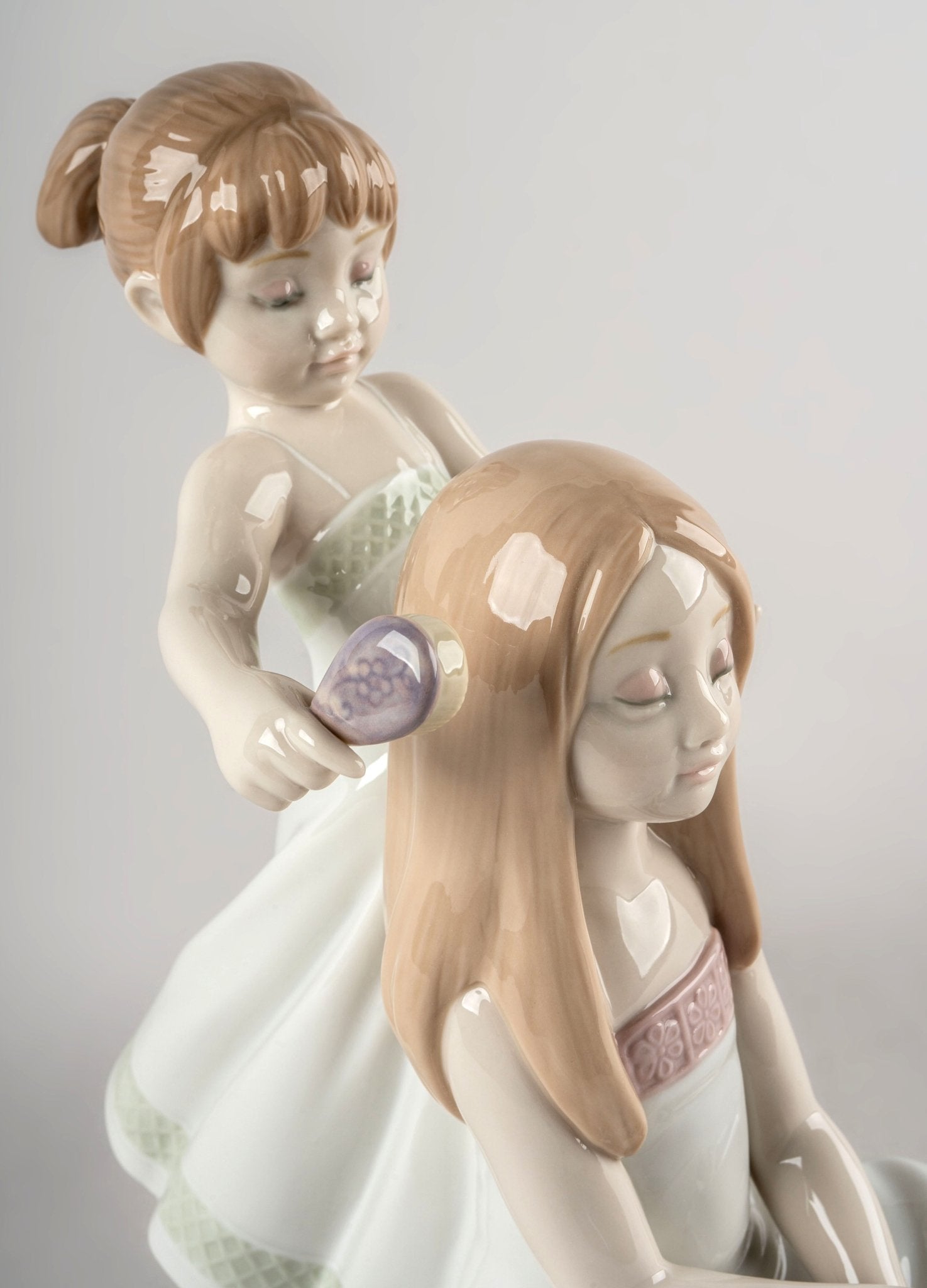 010 - 09587 - LLADRO® Figur »Combing Your Hair Sculpture - Kämme dein Haar - 21cm« 01009587