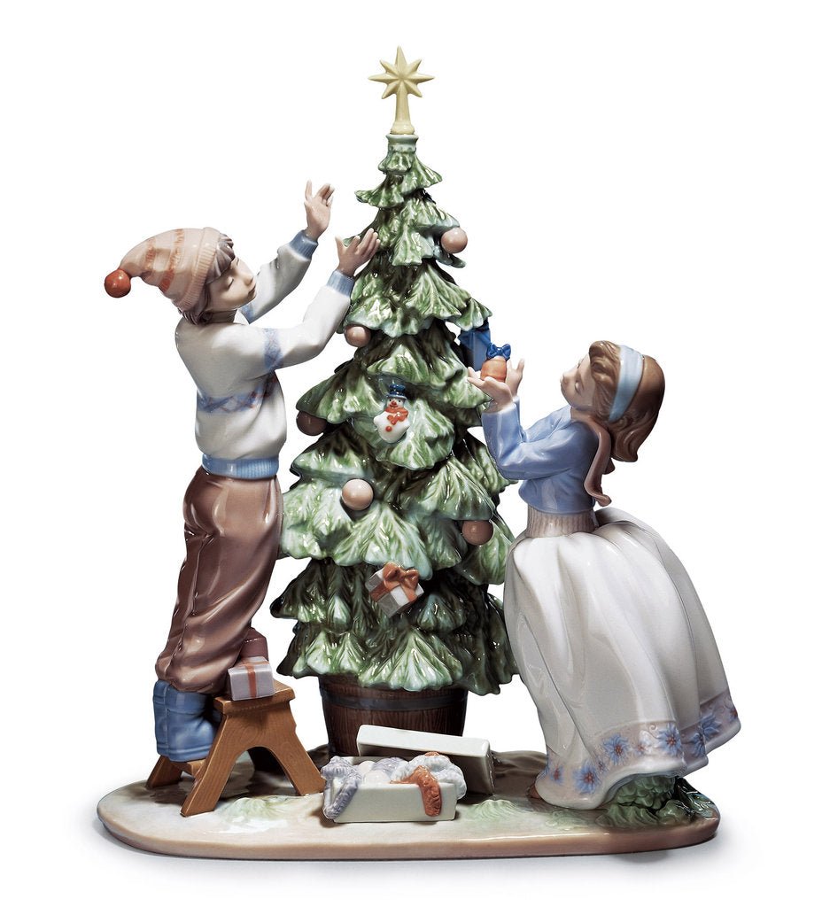 010 - 05897 - LLADRO® Figur »Den Weihnachtsbaum Schmücken / Trimming The Tree« 01005897
