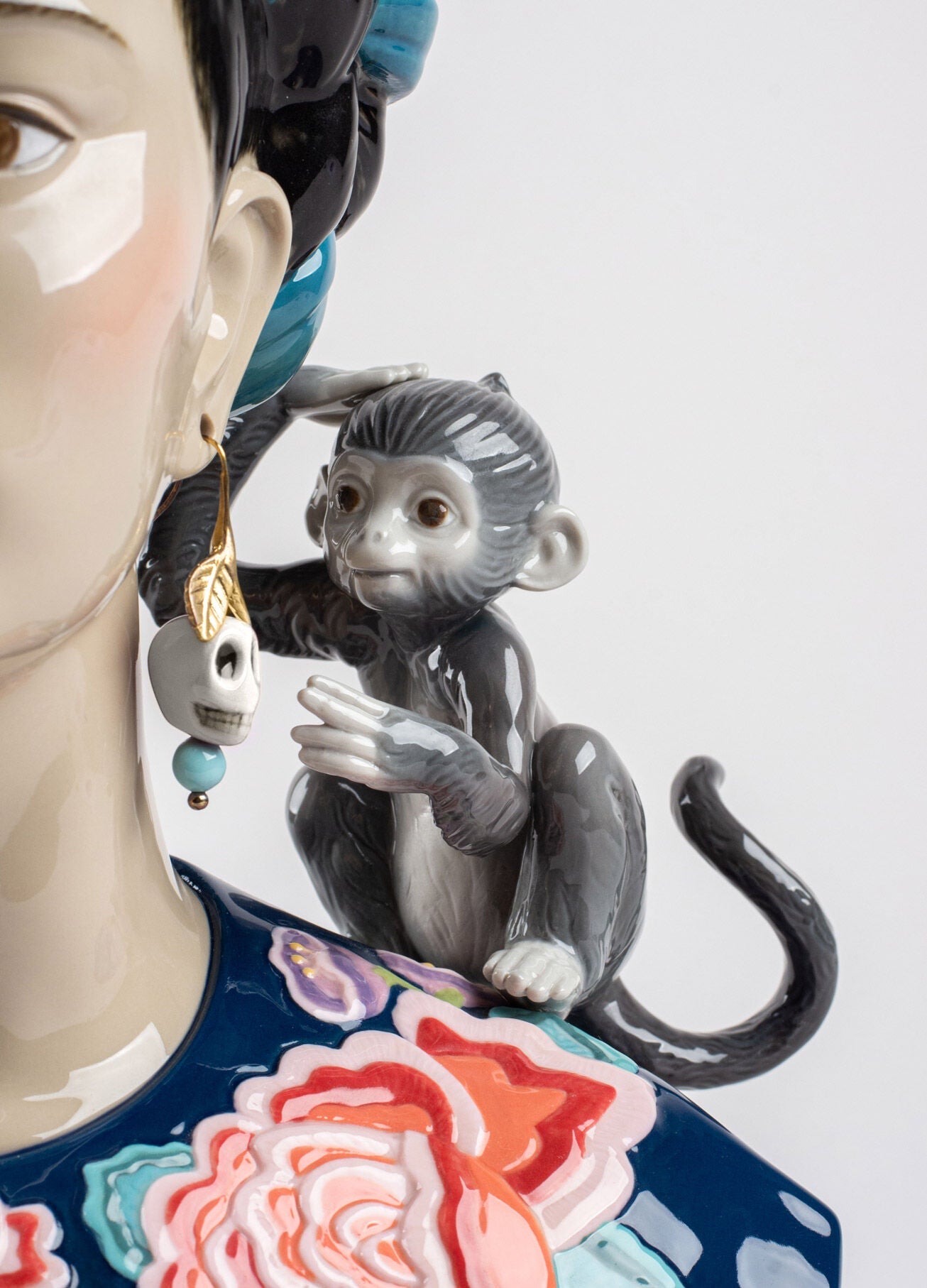 010 - 02026 - LLADRO® - 'Frida Kahlo (blue) - Base included' Limited edition of 250 pieces 2021 01002026