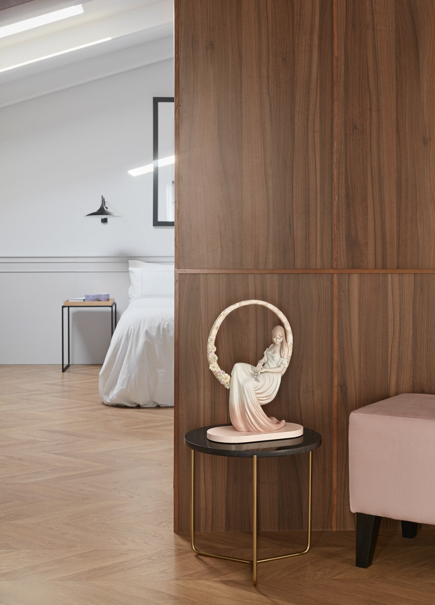 010 - 09537 - LLADRO® - 'In her thoughts - Base included' 2021 01009537