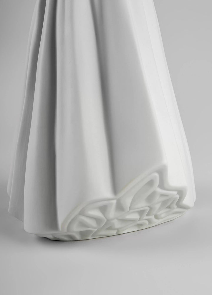 010 - 09567 - LLADRO® - 'Mein Lieblingskleid - My favourite gown - 34 x 26 x 15 cm' 2022 01009567