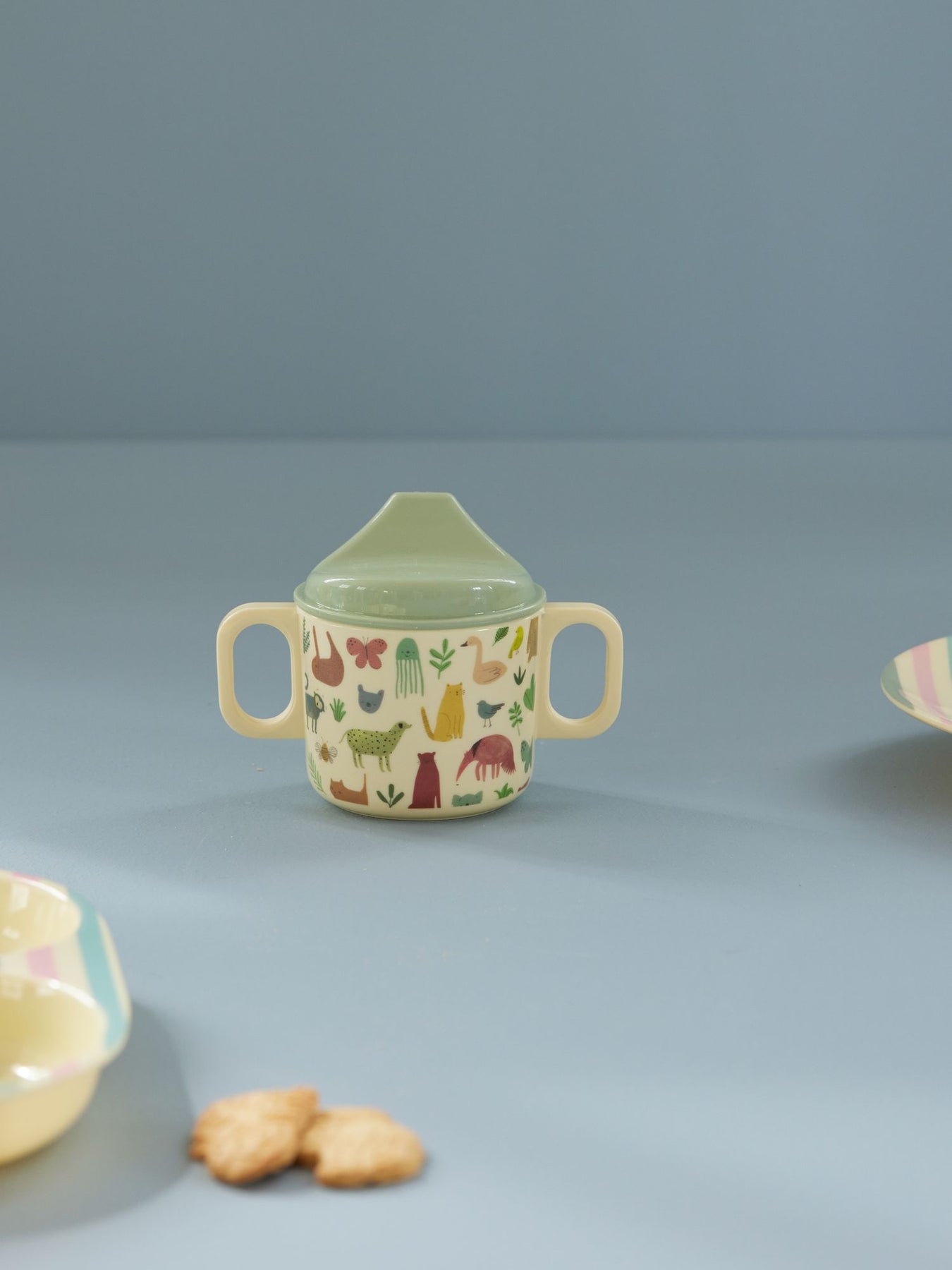 ri - BABCU - 2HSWJUNTOTO - rice - Babytasse mit 2 Henkeln und süßem Dschungeldruck - staubblau, 250ml