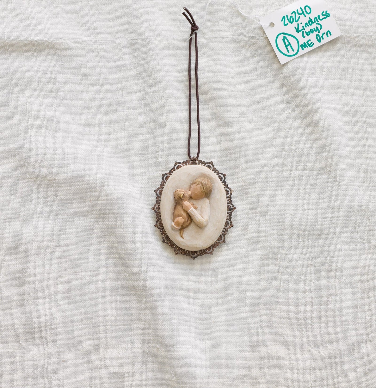 WT - 26240 - Willow Tree Figur 'Kindness (boy) Metal - edged Ornament - Kindness (Junge) 5,5cm h'